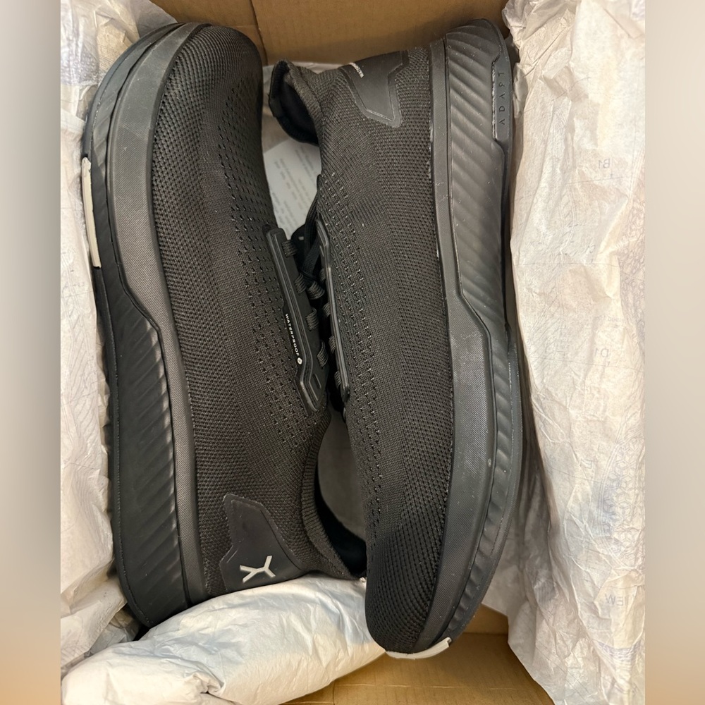 NWT Flux Footwear Adapt Run Waterproof in Stealth Black Men’s 9.5 Women’s 11